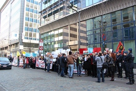 ALEVİLER BRÜKSEL'DE SİVAS'TA ZAMANAŞIMINI PROTESTO ETTİ