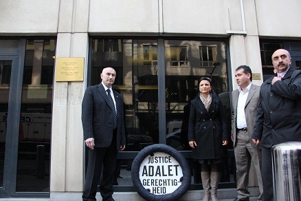ALEVİLER BRÜKSEL'DE SİVAS'TA ZAMANAŞIMINI PROTESTO ETTİ