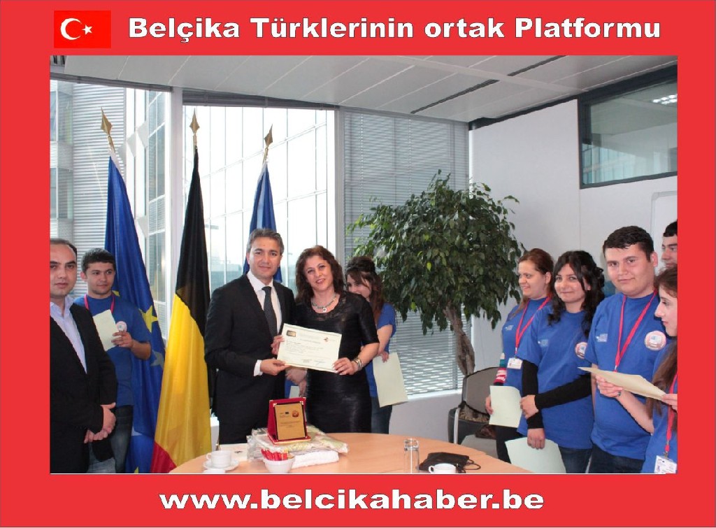 Genç misafirler sertifilarını Bakn Kır'dan aldı