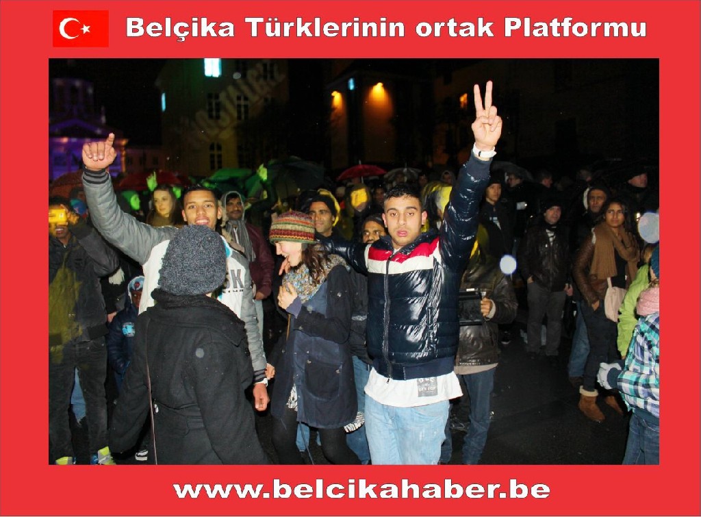ONBİNLERCE BELÇİKALI YAĞAN YAĞMURA ALDIRMADAN HAWAİ FİŞEK GÖSTERİLERLE YENİ YILA GİRDİLER