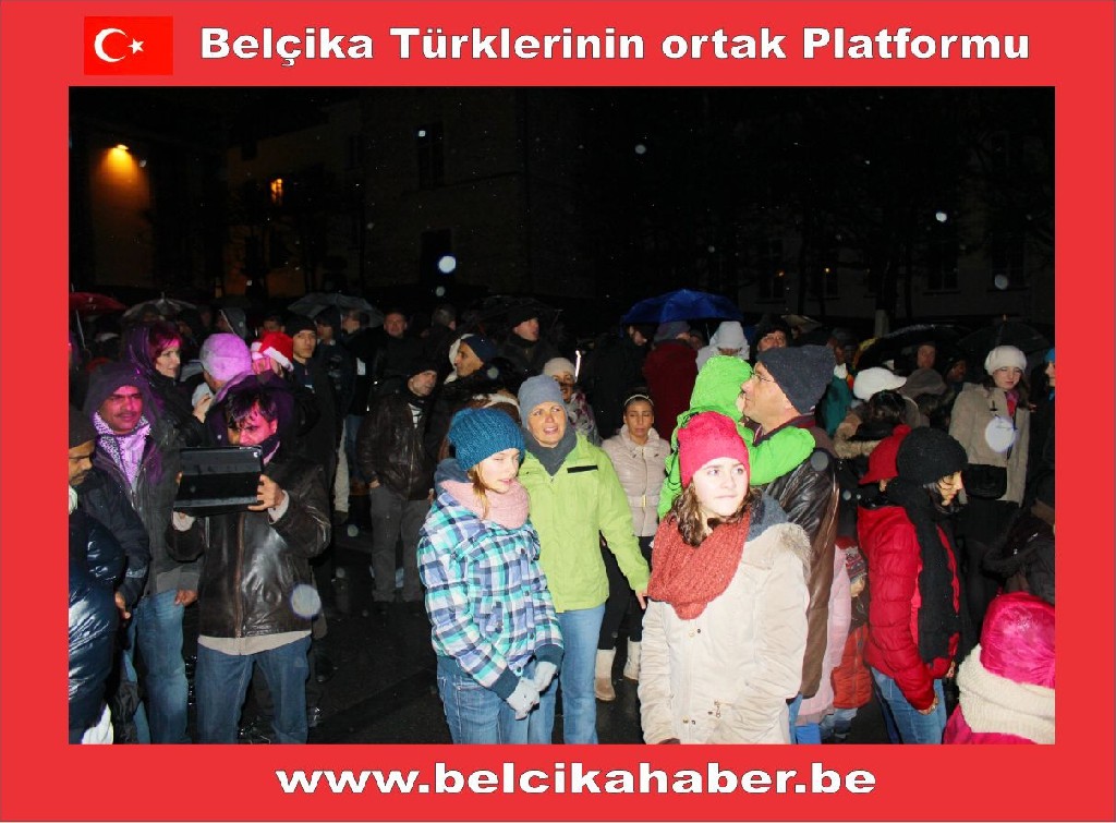 ONBİNLERCE BELÇİKALI YAĞAN YAĞMURA ALDIRMADAN HAWAİ FİŞEK GÖSTERİLERLE YENİ YILA GİRDİLER