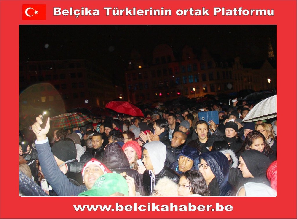 ONBİNLERCE BELÇİKALI YAĞAN YAĞMURA ALDIRMADAN HAWAİ FİŞEK GÖSTERİLERLE YENİ YILA GİRDİLER