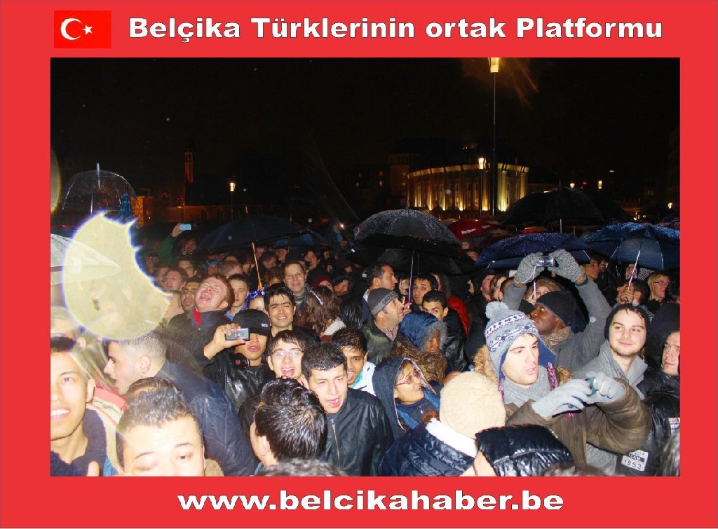 ONBİNLERCE BELÇİKALI YAĞAN YAĞMURA ALDIRMADAN HAWAİ FİŞEK GÖSTERİLERLE YENİ YILA GİRDİLER