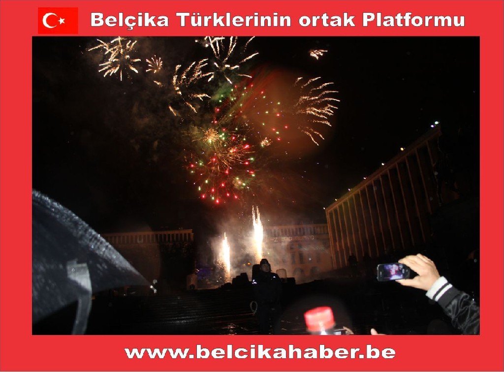 ONBİNLERCE BELÇİKALI YAĞAN YAĞMURA ALDIRMADAN HAWAİ FİŞEK GÖSTERİLERLE YENİ YILA GİRDİLER