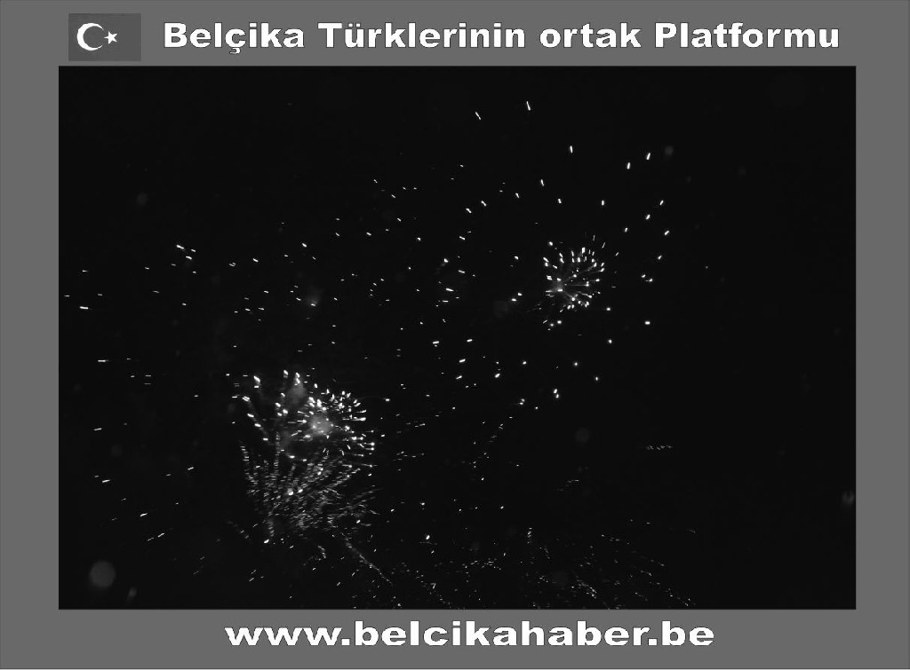 ONBİNLERCE BELÇİKALI YAĞAN YAĞMURA ALDIRMADAN HAWAİ FİŞEK GÖSTERİLERLE YENİ YILA GİRDİLER