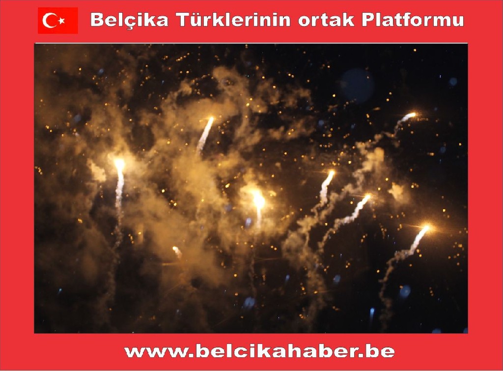 ONBİNLERCE BELÇİKALI YAĞAN YAĞMURA ALDIRMADAN HAWAİ FİŞEK GÖSTERİLERLE YENİ YILA GİRDİLER