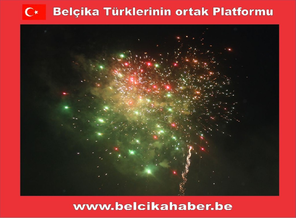 ONBİNLERCE BELÇİKALI YAĞAN YAĞMURA ALDIRMADAN HAWAİ FİŞEK GÖSTERİLERLE YENİ YILA GİRDİLER