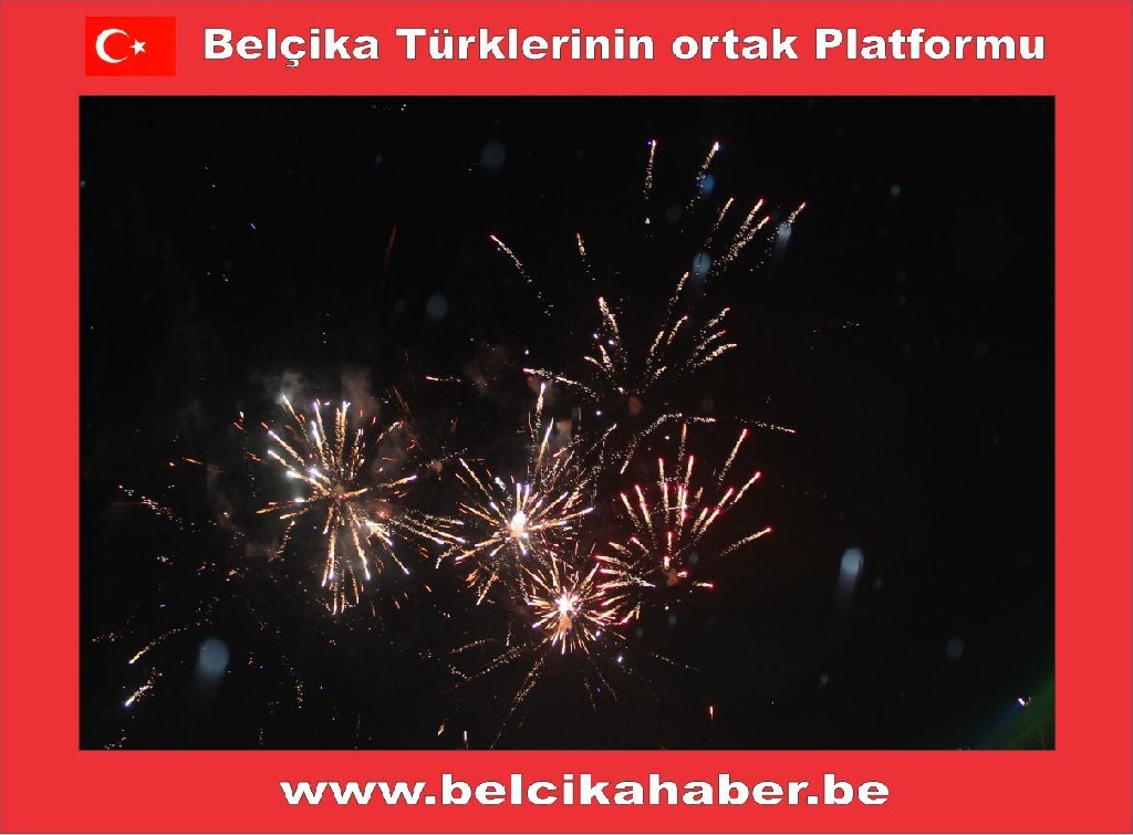 ONBİNLERCE BELÇİKALI YAĞAN YAĞMURA ALDIRMADAN HAWAİ FİŞEK GÖSTERİLERLE YENİ YILA GİRDİLER