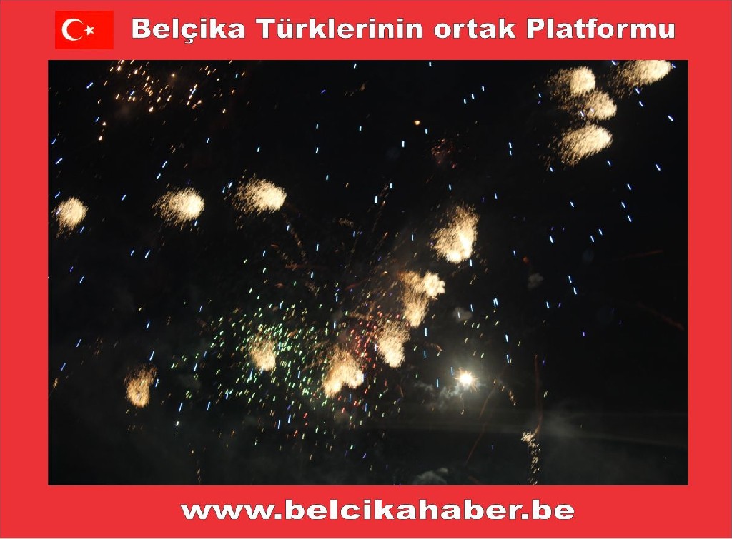 ONBİNLERCE BELÇİKALI YAĞAN YAĞMURA ALDIRMADAN HAWAİ FİŞEK GÖSTERİLERLE YENİ YILA GİRDİLER