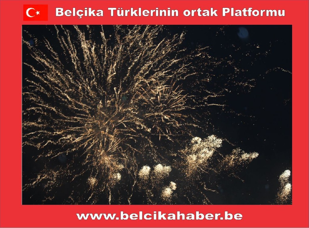 ONBİNLERCE BELÇİKALI YAĞAN YAĞMURA ALDIRMADAN HAWAİ FİŞEK GÖSTERİLERLE YENİ YILA GİRDİLER