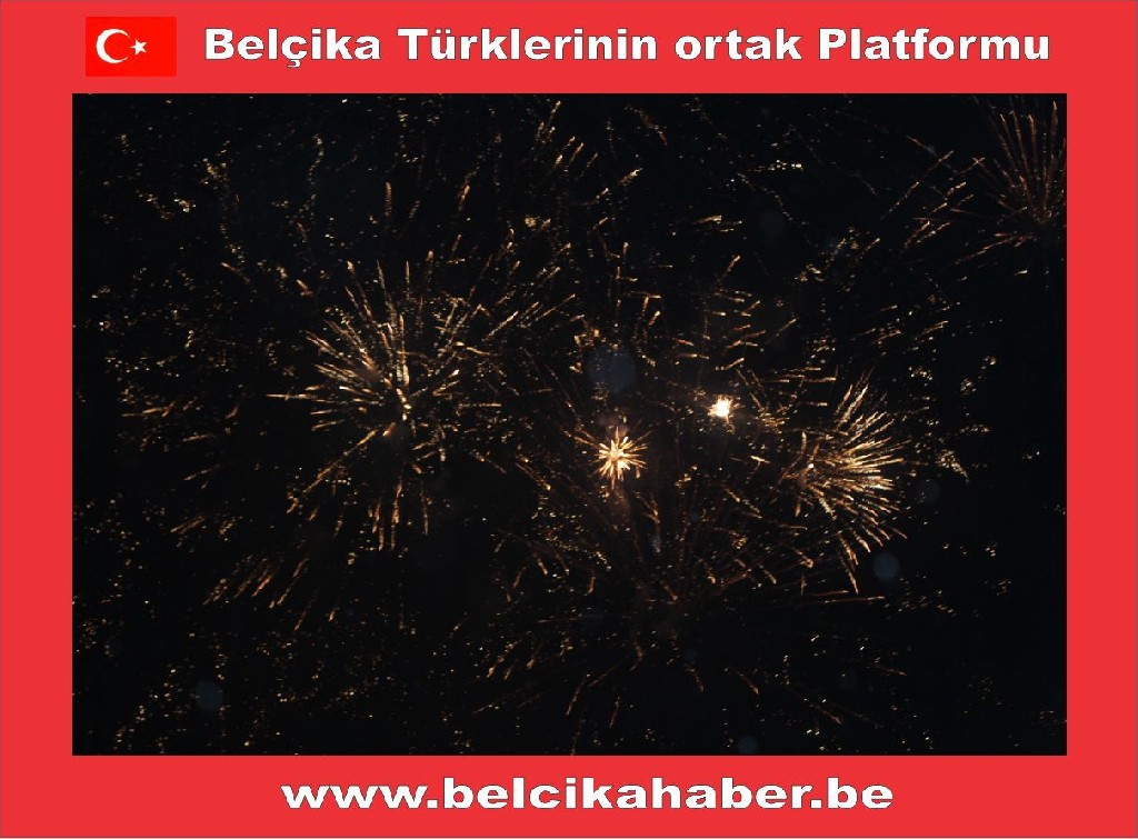 ONBİNLERCE BELÇİKALI YAĞAN YAĞMURA ALDIRMADAN HAWAİ FİŞEK GÖSTERİLERLE YENİ YILA GİRDİLER