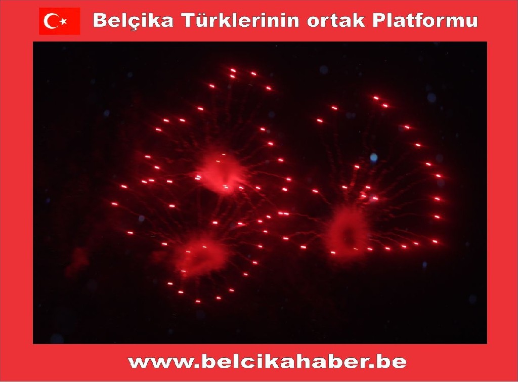 ONBİNLERCE BELÇİKALI YAĞAN YAĞMURA ALDIRMADAN HAWAİ FİŞEK GÖSTERİLERLE YENİ YILA GİRDİLER