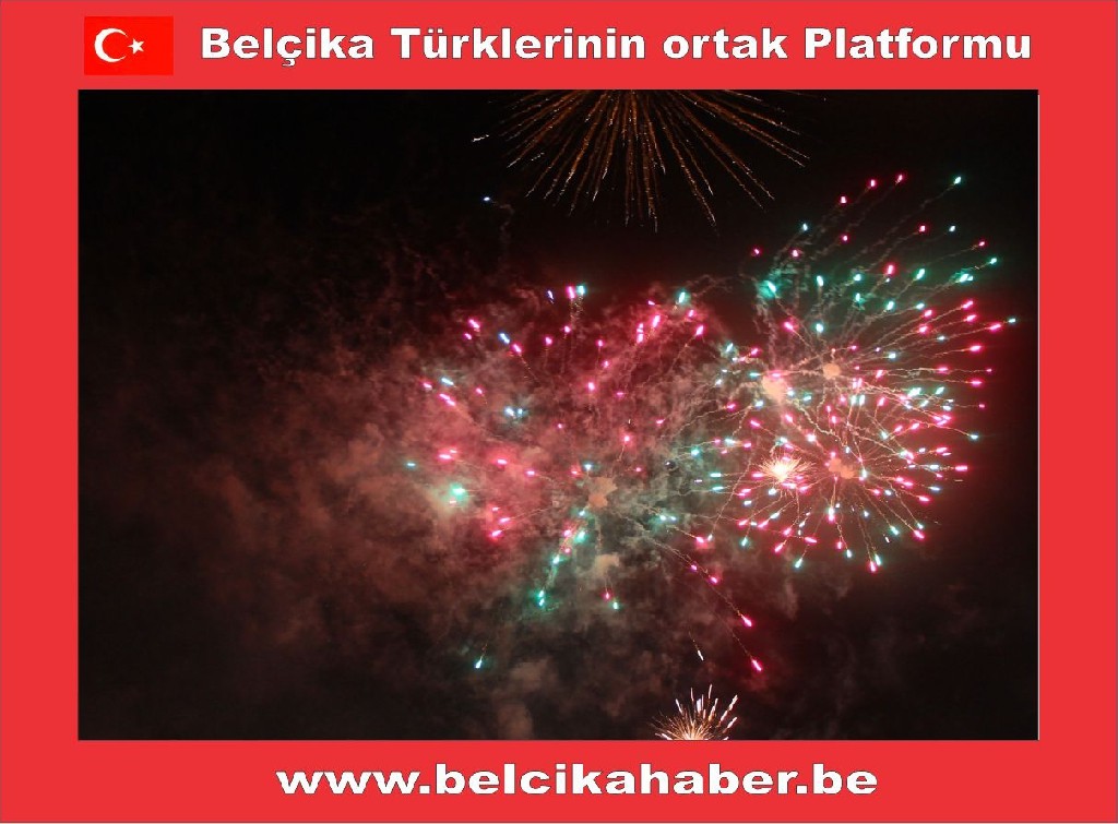 ONBİNLERCE BELÇİKALI YAĞAN YAĞMURA ALDIRMADAN HAWAİ FİŞEK GÖSTERİLERLE YENİ YILA GİRDİLER