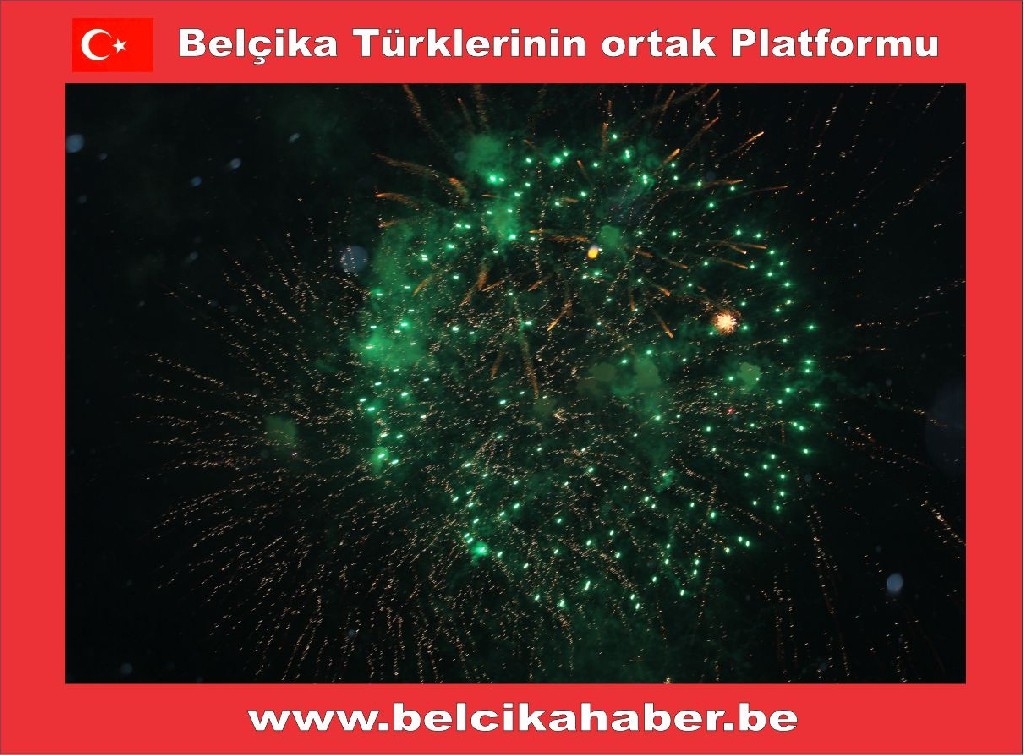 ONBİNLERCE BELÇİKALI YAĞAN YAĞMURA ALDIRMADAN HAWAİ FİŞEK GÖSTERİLERLE YENİ YILA GİRDİLER