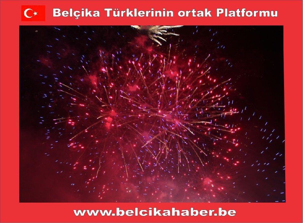 ONBİNLERCE BELÇİKALI YAĞAN YAĞMURA ALDIRMADAN HAWAİ FİŞEK GÖSTERİLERLE YENİ YILA GİRDİLER