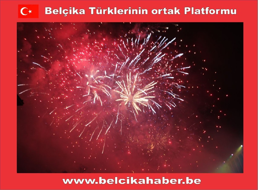 ONBİNLERCE BELÇİKALI YAĞAN YAĞMURA ALDIRMADAN HAWAİ FİŞEK GÖSTERİLERLE YENİ YILA GİRDİLER
