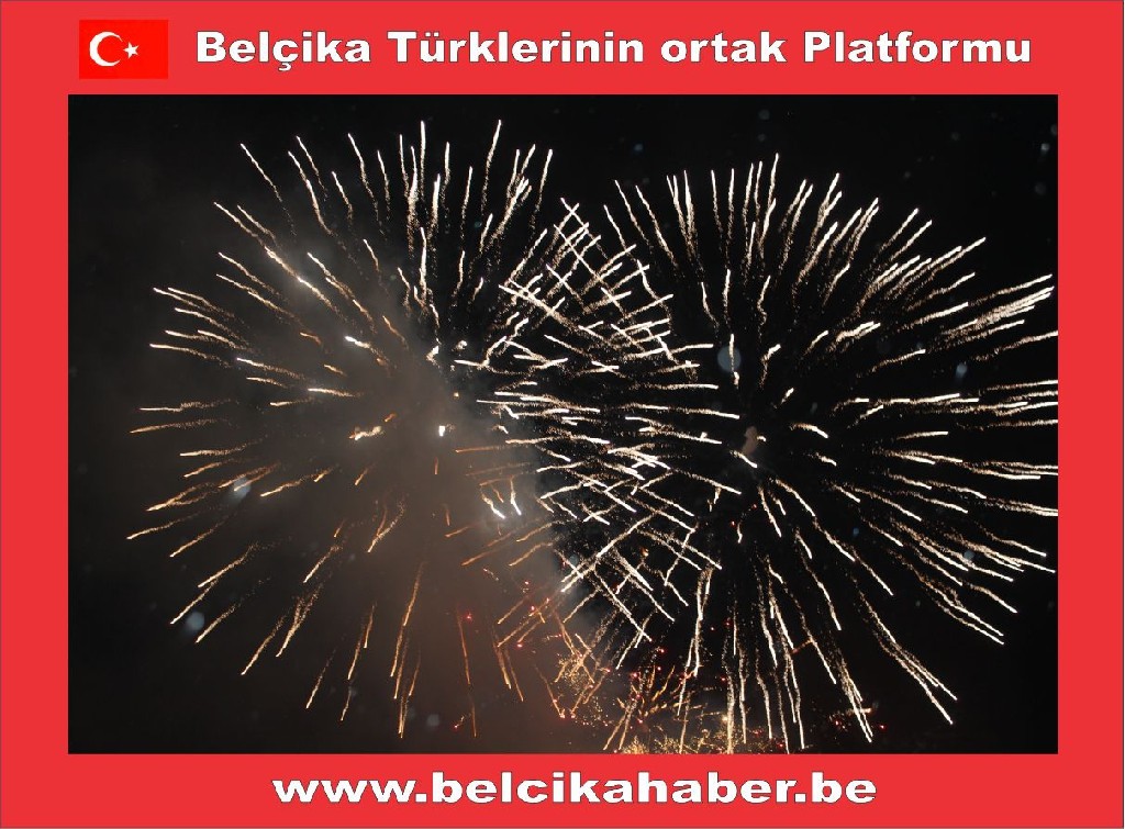 ONBİNLERCE BELÇİKALI YAĞAN YAĞMURA ALDIRMADAN HAWAİ FİŞEK GÖSTERİLERLE YENİ YILA GİRDİLER