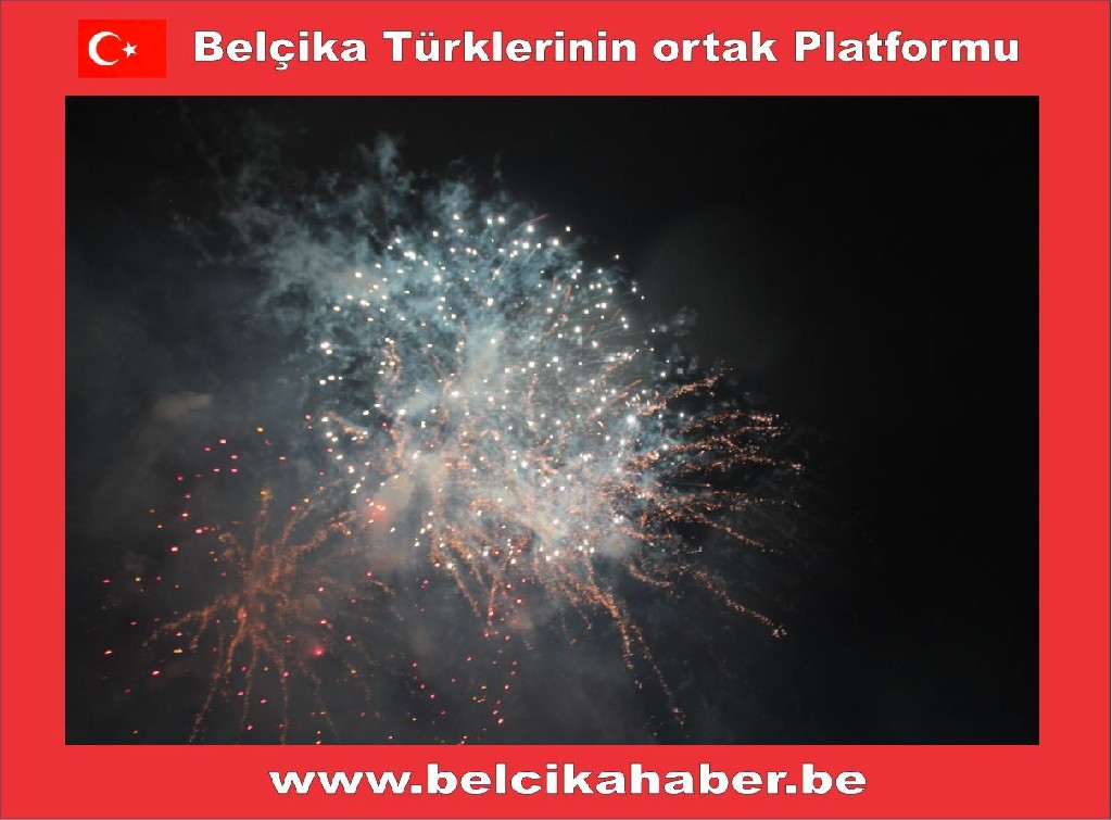 ONBİNLERCE BELÇİKALI YAĞAN YAĞMURA ALDIRMADAN HAWAİ FİŞEK GÖSTERİLERLE YENİ YILA GİRDİLER