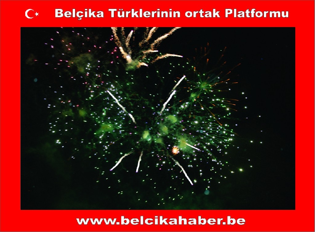 ONBİNLERCE BELÇİKALI YAĞAN YAĞMURA ALDIRMADAN HAWAİ FİŞEK GÖSTERİLERLE YENİ YILA GİRDİLER