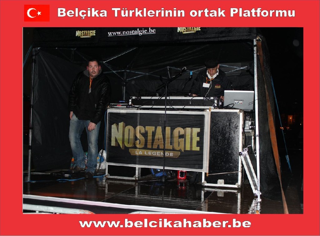 ONBİNLERCE BELÇİKALI YAĞAN YAĞMURA ALDIRMADAN HAWAİ FİŞEK GÖSTERİLERLE YENİ YILA GİRDİLER