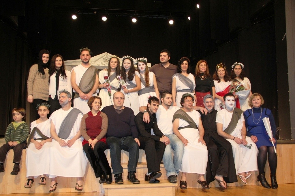 Bir Acayip Antigone Mons´ta Atakta Alkışlandı.