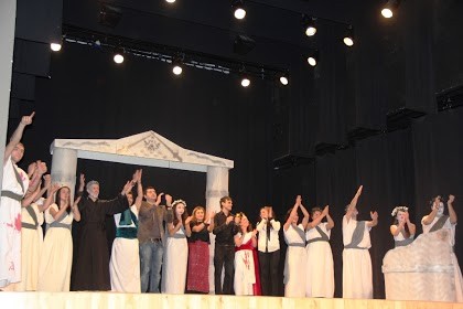 Bir Acayip Antigone Mons´ta Atakta Alkışlandı.