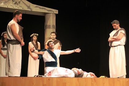 Bir Acayip Antigone Mons´ta Atakta Alkışlandı.