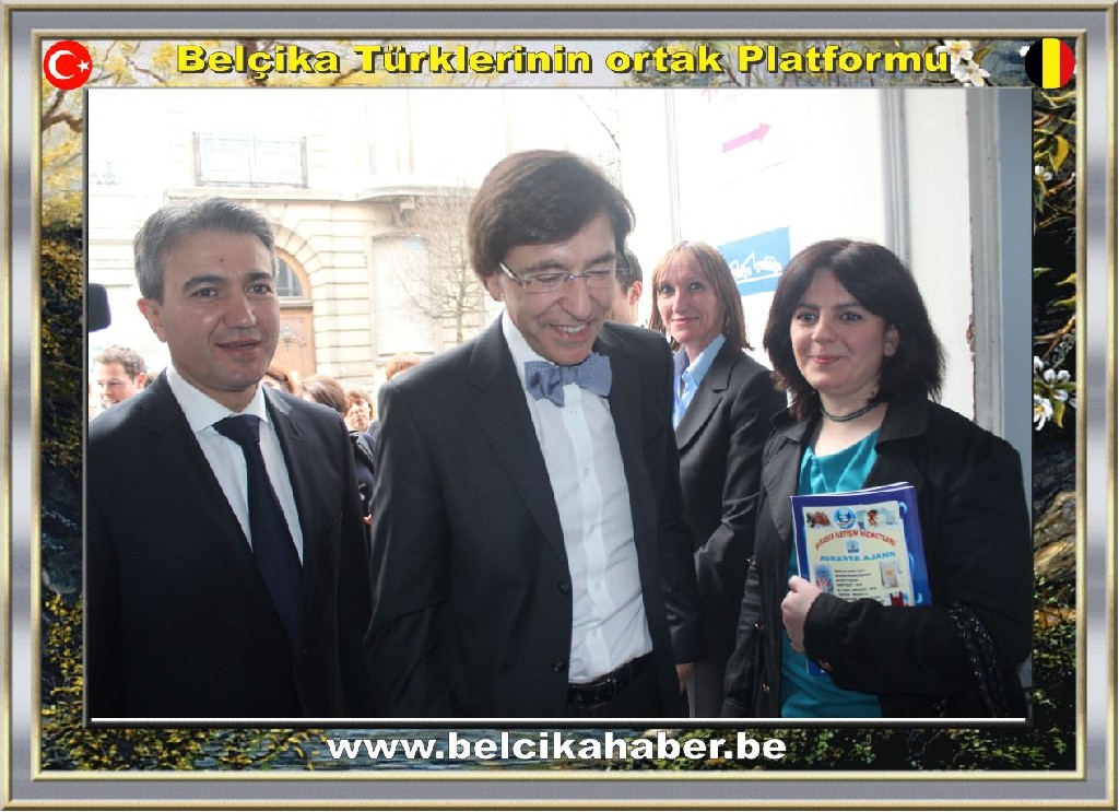 DERGİMİZİ FEDERAL BAŞBAKAN ELİO Dİ RUPO›YA TAKDİM ETTİK