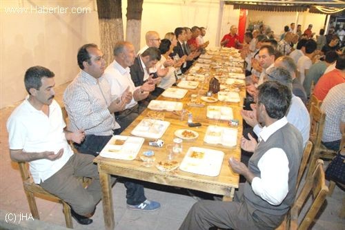 AK Parti'li Ürün İftarını Gurbetçilerle Açtı