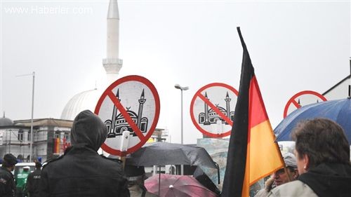 Avrupa'da İslam Karşıtı Saldırılar Artıyor