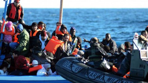 Göçmen teknesi battı. 400 göçmen yaşamını yitirdi
