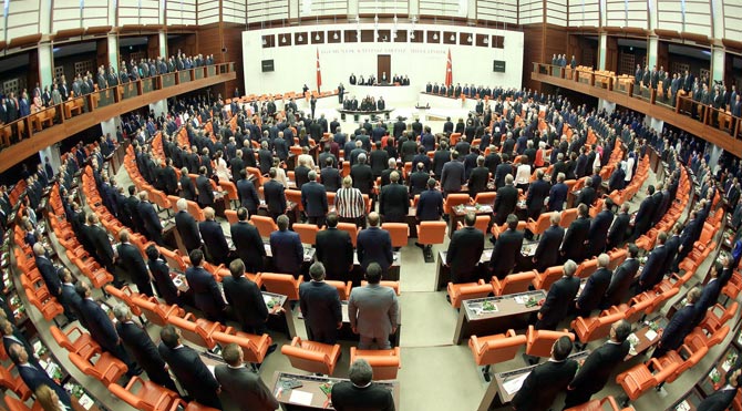 ‘Parti değiştirenin vekilliği düşsün’