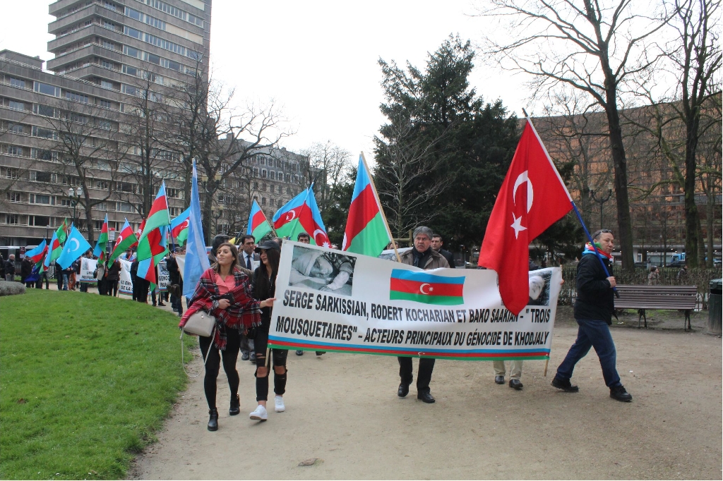 AB’NİN KALBİNDE HOCALI ŞEHİTLERİNİ ANDILAR