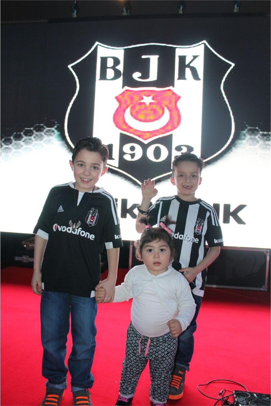 BELÇİKA BJK KARAKATALLAR DERNEĞİ DAYANIŞMA GECESİNE BÜYÜK İLGİ VARDI