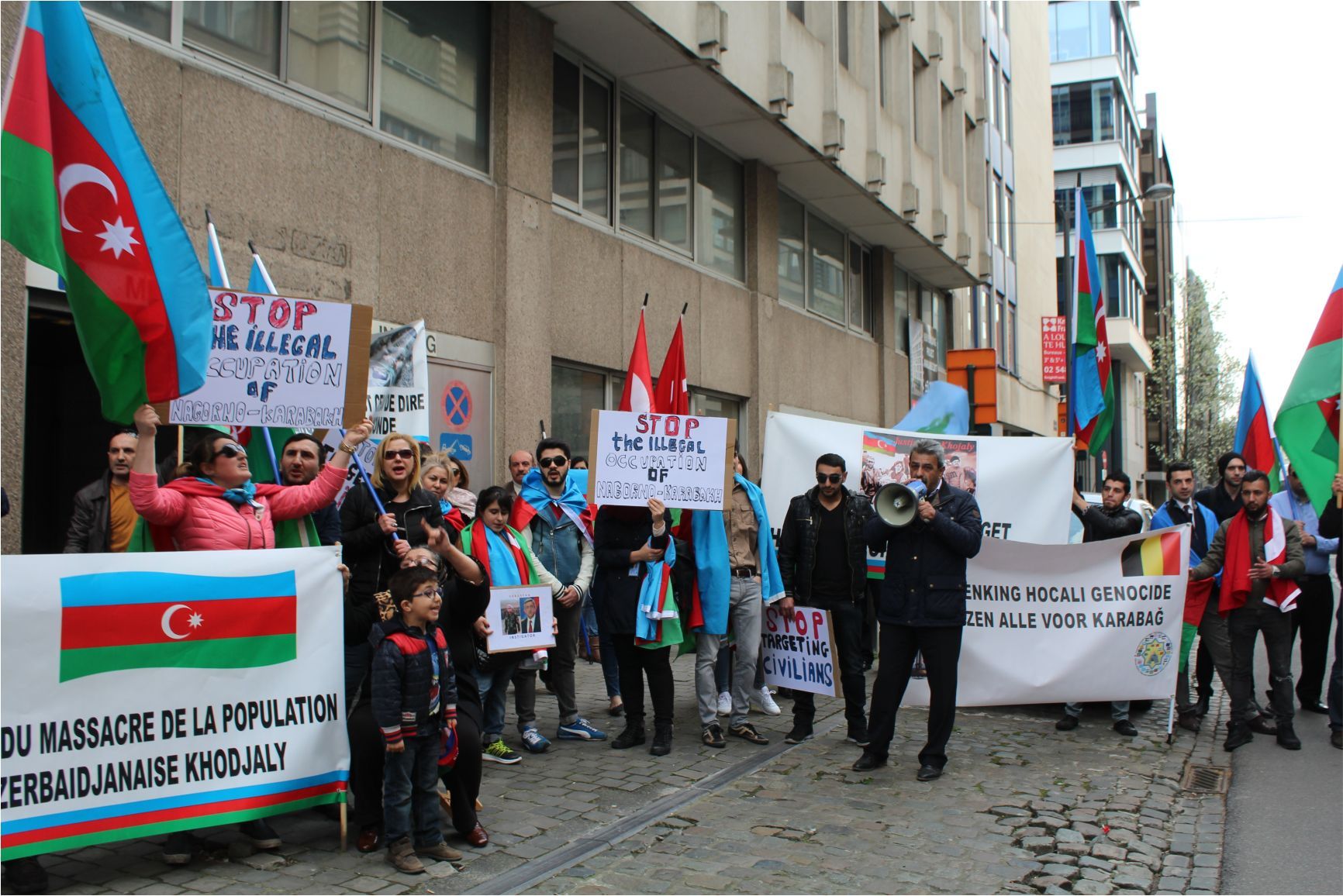 IRKÇI ERMENİLERİN TAHRİKLERİNE KAPILMADAN â€˜KARABAĞ İŞGALİâ€™Nİ PROTESTO ETTİLER