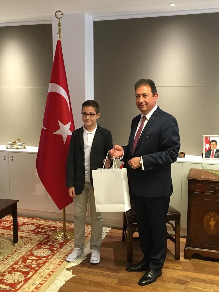 BÜYÜKELÇİ MAKAMINI ÇOCUKLARA DEVRETTİ
