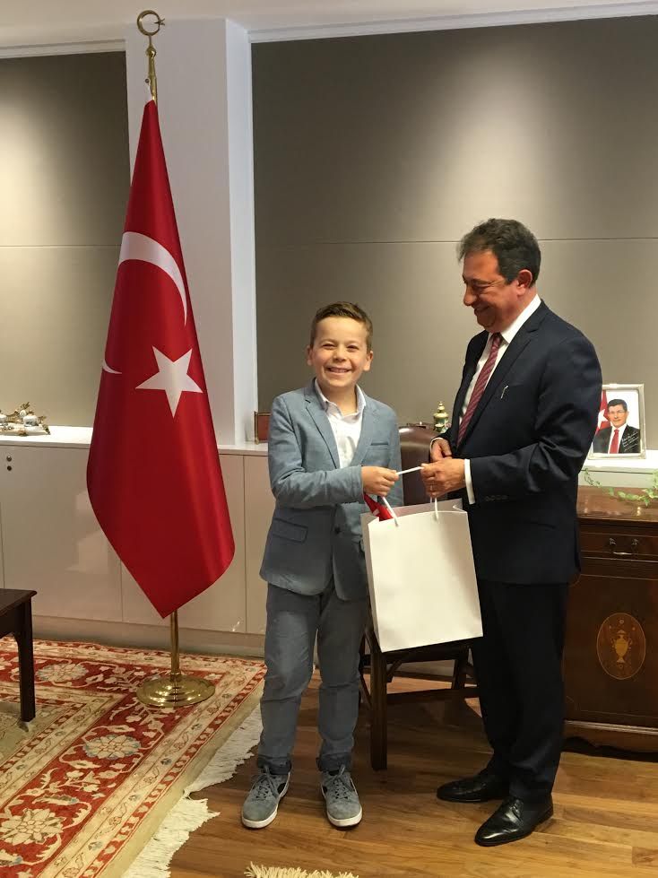 BÜYÜKELÇİ MAKAMINI ÇOCUKLARA DEVRETTİ