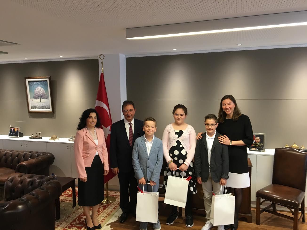 BÜYÜKELÇİ MAKAMINI ÇOCUKLARA DEVRETTİ