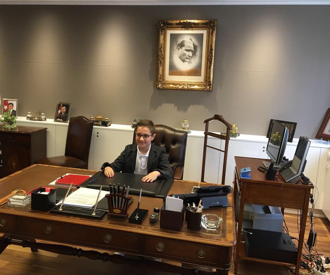BÜYÜKELÇİ MAKAMINI ÇOCUKLARA DEVRETTİ