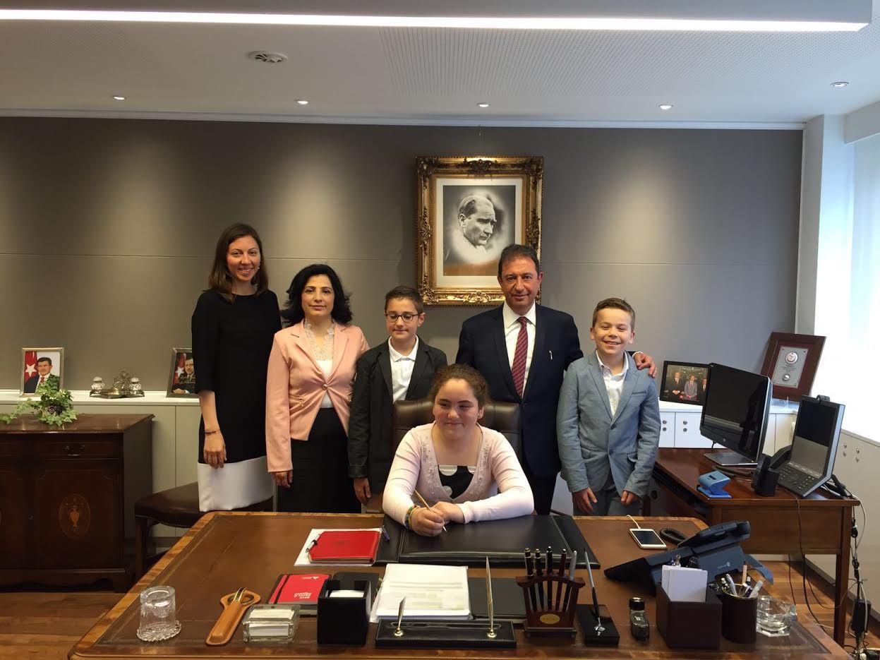BÜYÜKELÇİ MAKAMINI ÇOCUKLARA DEVRETTİ