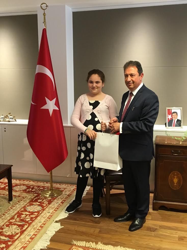 BÜYÜKELÇİ MAKAMINI ÇOCUKLARA DEVRETTİ