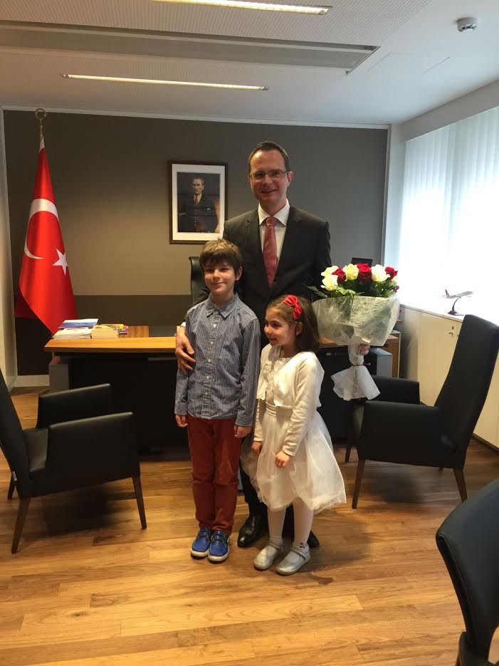 BAŞKONSOLOS ULUSOY KOLTUĞUNU ÇOCUKLARA DEVRETTİ