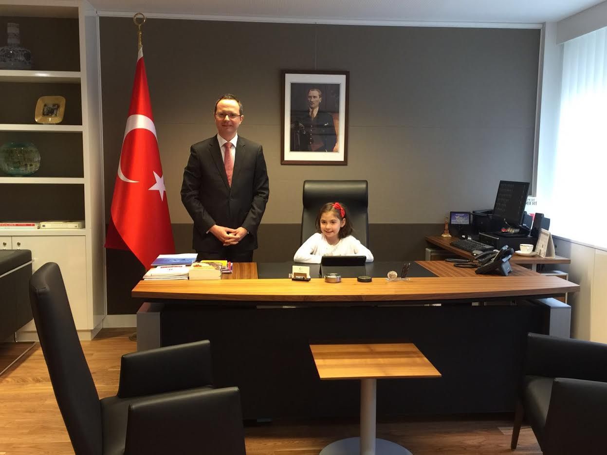 BAŞKONSOLOS ULUSOY KOLTUĞUNU ÇOCUKLARA DEVRETTİ