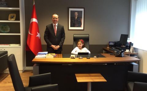 BAŞKONSOLOS ULUSOY KOLTUĞUNU ÇOCUKLARA DEVRETTİ