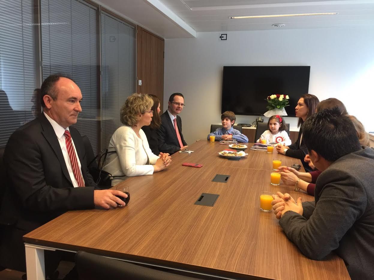 BAŞKONSOLOS ULUSOY KOLTUĞUNU ÇOCUKLARA DEVRETTİ
