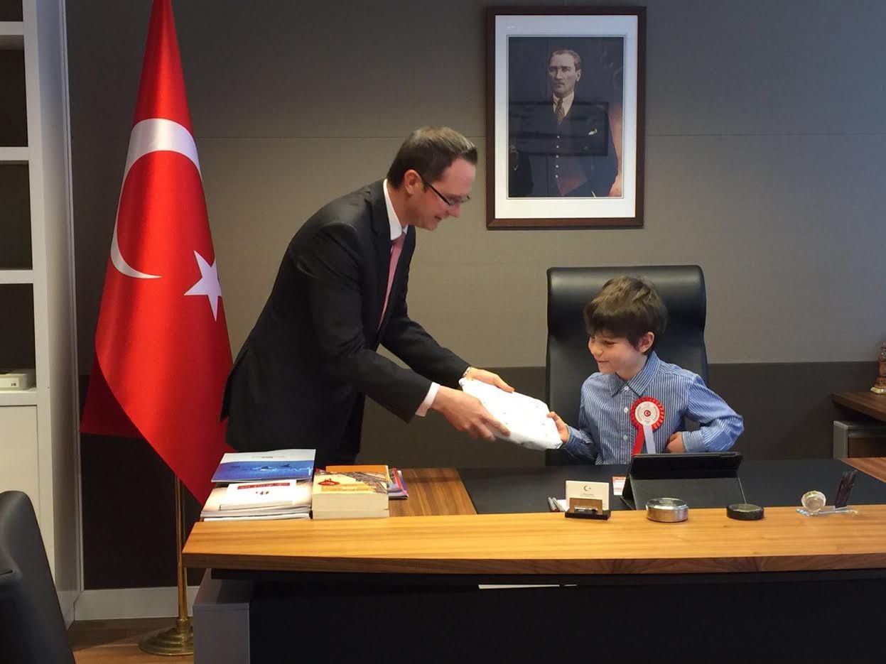 BAŞKONSOLOS ULUSOY KOLTUĞUNU ÇOCUKLARA DEVRETTİ