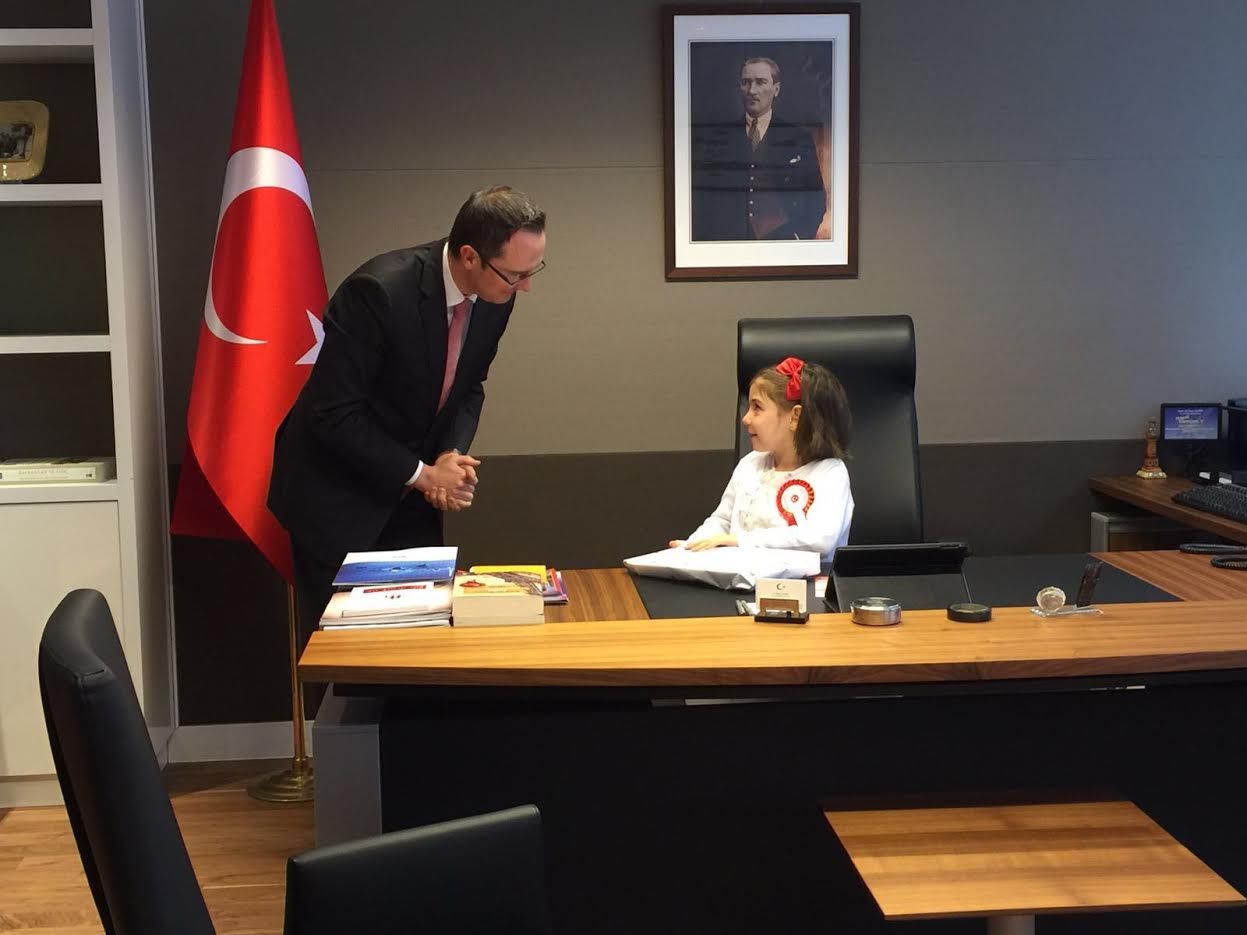 BAŞKONSOLOS ULUSOY KOLTUĞUNU ÇOCUKLARA DEVRETTİ