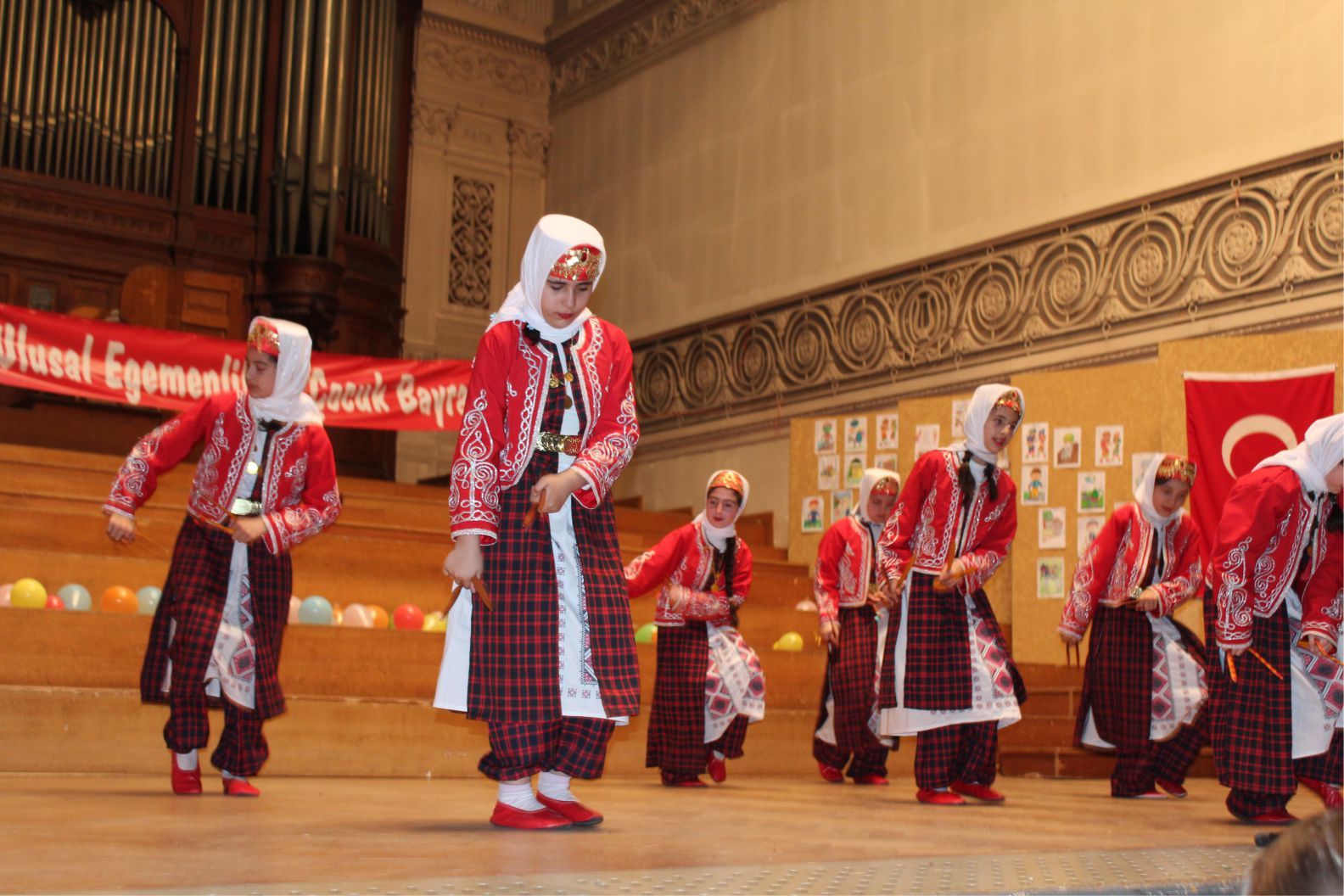 AB’nin merkezi Brüksel’de ‹23 Nisan Coşkusu› yaşandı