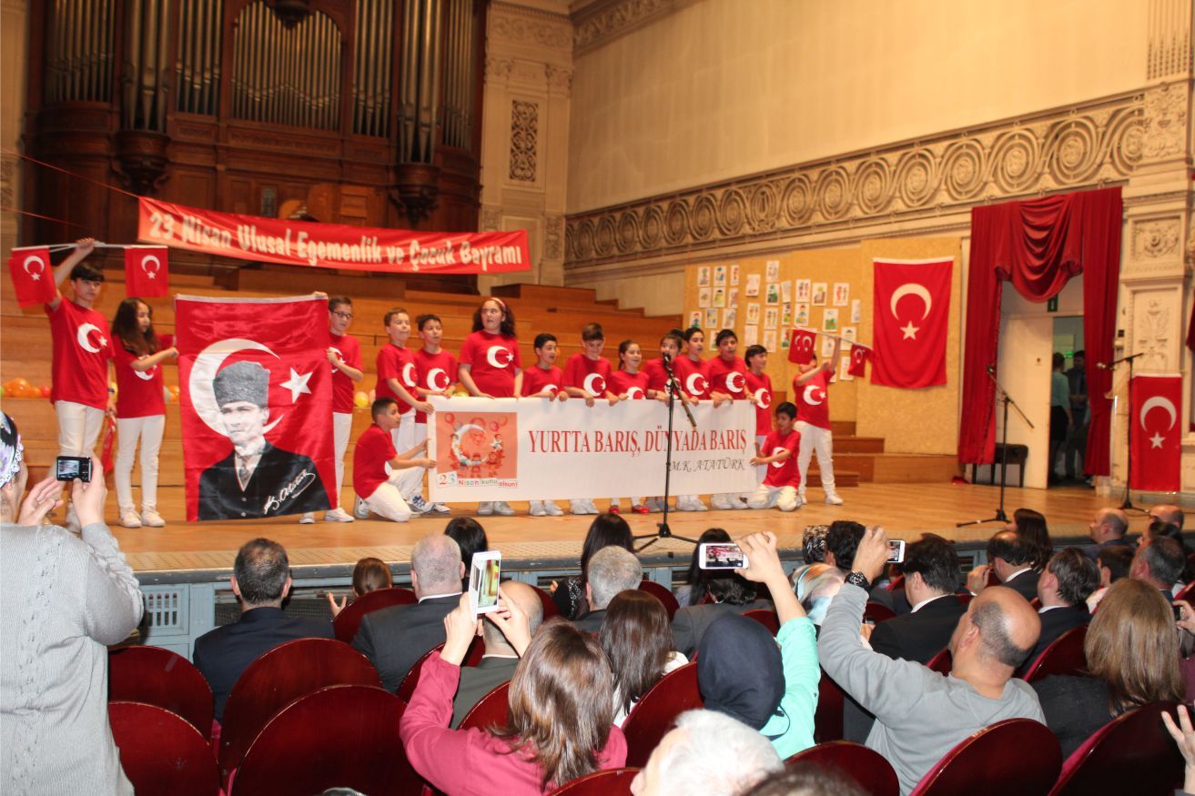 AB’nin merkezi Brüksel’de ‹23 Nisan Coşkusu› yaşandı