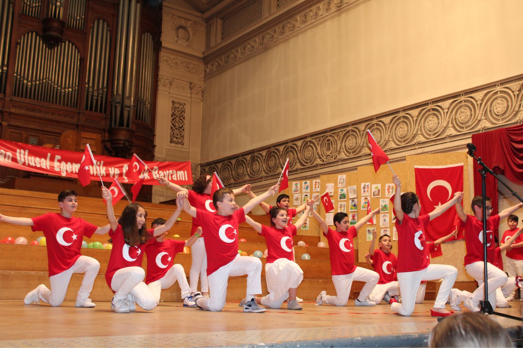 AB’nin merkezi Brüksel’de ‹23 Nisan Coşkusu› yaşandı